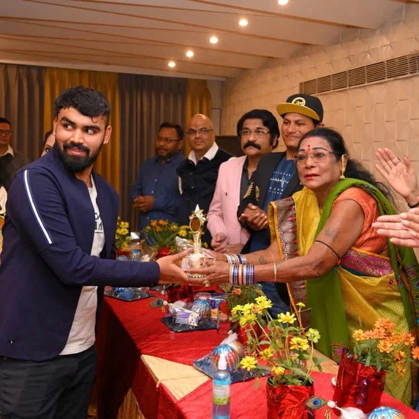 Siddhant Sharma receiving the Manavta Ratna Samman from Padma Vibhushan Teejan Bai
